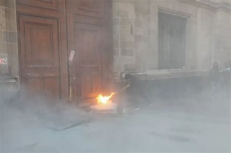 La Jornada Irrumpen Encapuchados En Palacio Nacional