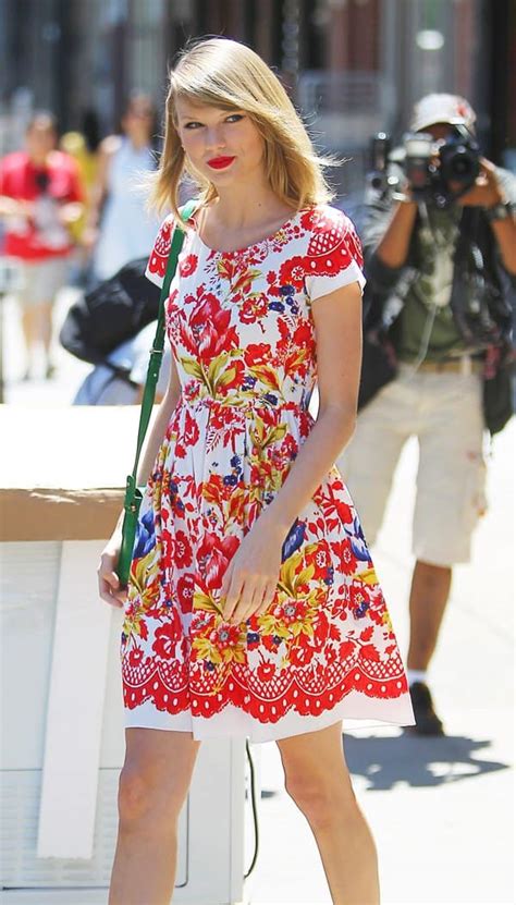 Taylor Swift Loves Oscar De La Rentas Short Sleeve Floral Printed Dress