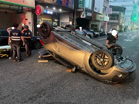 開車打瞌睡 十九歲男擦撞路邊車輛翻覆受困 警消救援 台灣華報