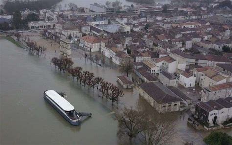 Inondations dans le Sud Ouest Saintes face à la montée des eaux La