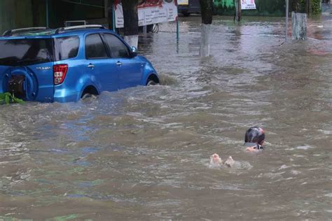 Balikpapan Banjir Hingga Meter Bpbd Masih Evakuasi Warga Sampai