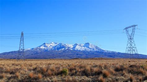 Pilones De Potencia Frente Al Monte Ruapehu Nueva Zelanda Foto De