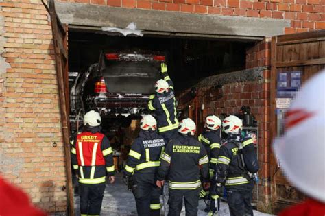 Elf Feuerwehren Bei Pkw Brand In Einem Altem Stadel In St