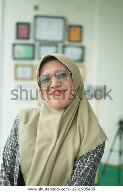 Portrait Indonesian Woman Wearing Hijab Happy Stock Photo 2281905435 ...