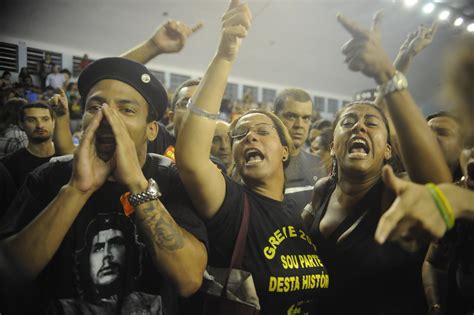 Professores Da Rede Municipal Do Rio Reunidos Em Assembleia Decidem