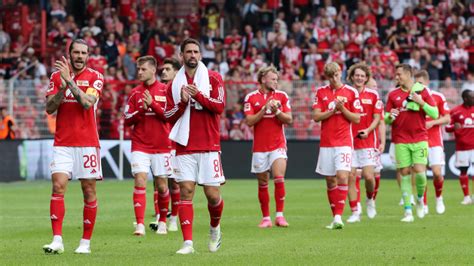 Fu Ball Bundesligist Trimmel Bleibt Kapit N Von Union Berlin Rbb