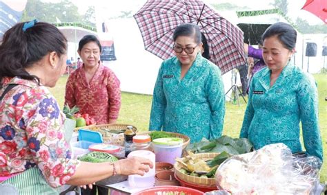 Ny Putri Koster Serahkan 400 Paket Kebutuhan Pokok Di Pasar Rakyat