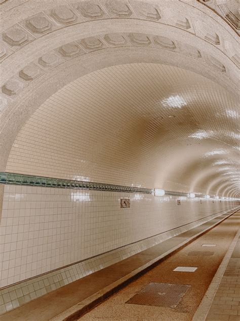 Mit Kindern Durch Den Alten Elbtunnel In Hamburg WAMAWIMO