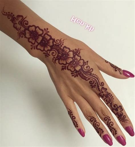 Épinglé par Sunayana Muralidhar sur Flowers henna Tatouage au henné