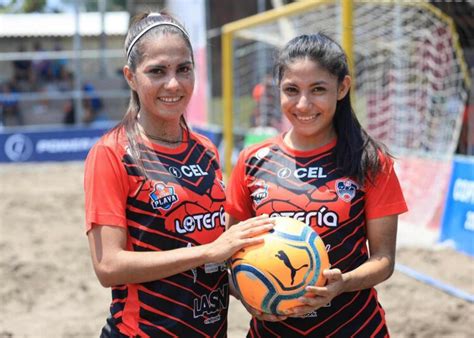 Hermanas Pérez fueron protagonistas en el triunfo de BS UES en fútbol