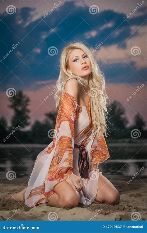 Femme Blonde Magnifique Dans Le Chemisier Transparent Posant