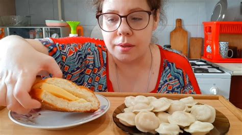 Худею вкусно. День 5/Мукбанг 1-й приём пищи: Пельмени, Булочка с сыром ...