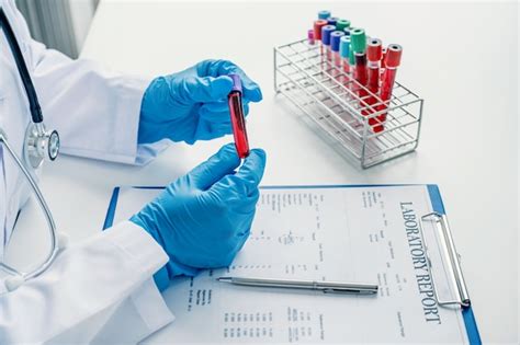 O Médico Registra Os Resultados Dos Exames De Sangue E O Uso De