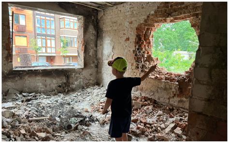 Будинок палав 4 дні. В Ірпені мешканці зруйнованого будинку самотужки ...