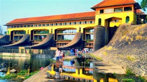 Berusia Abad Bendungan Walahar Jadi Wisata Heritage Di Karawang