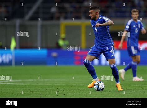 Cristiano Biraghi De Italia Controla El Bal N Durante El Partido De