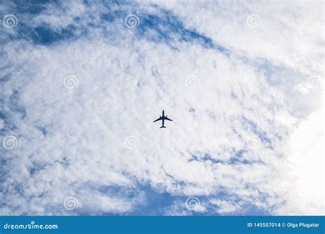 Silueta Del Aeroplano En El Cielo Con Las Nubes Alrededor Foto De