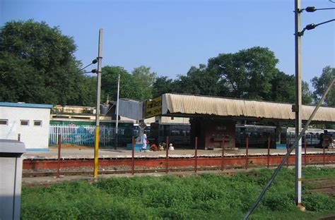 Go Bonkers For Local Food At The Gwalior Train Station