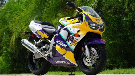 13 Honda Fireblade Versions That Are All About Speed