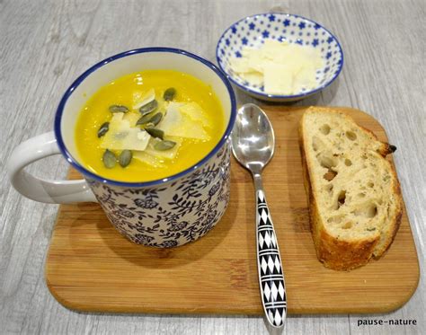 Velouté de légumes au curcuma copeaux de parmesan et graines de courge