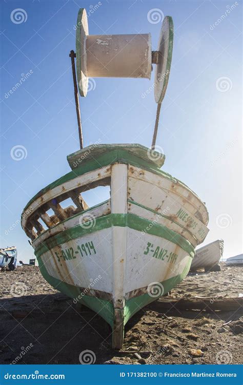 Velhas Embarca Es Abandonadas De Madeira Na Praia Um Velho Barco