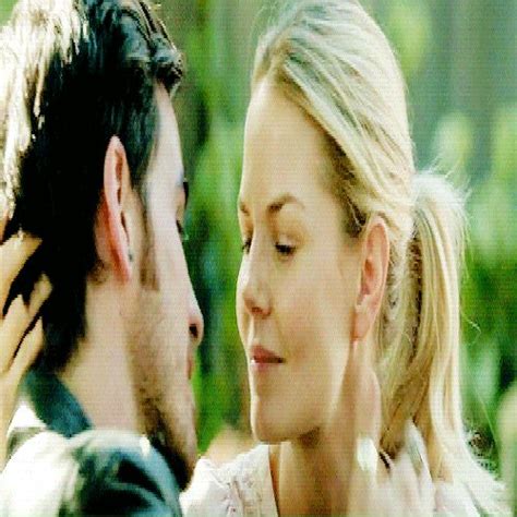 Pin By Kaziuka On M Jak Miłość Captain Swan Captain Swan Kiss Hook And Emma