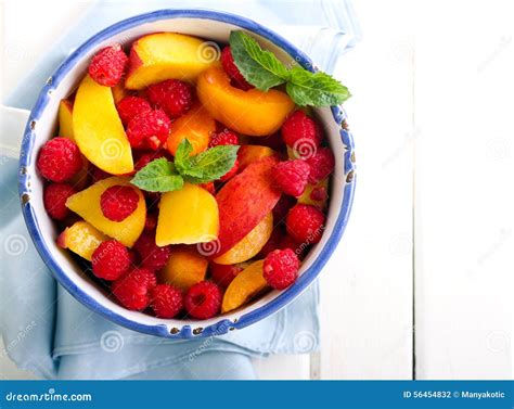 Salade De P Che D Abricot Et De Framboise Photo Stock Image Du Doux