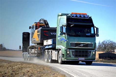 Volvo Verde FH16 Transporta a Máquina Escavadora Da Esteira Rolante Do