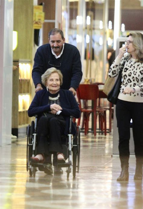 Aos Anos Gloria Menezes Flagrada Emocionada E Usando Cadeira De Rodas