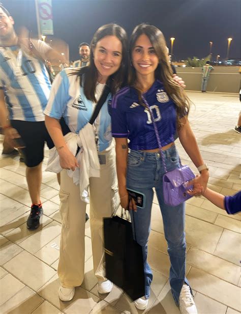 En La Cancha Y En La Playa Los Looks De Antonela Roccuzzo En El