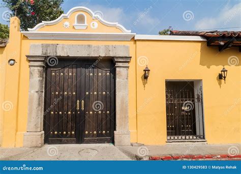 Casa Colonial Velha Amarela Na Cidade Da Guatemala De Ant Gua Guatemal