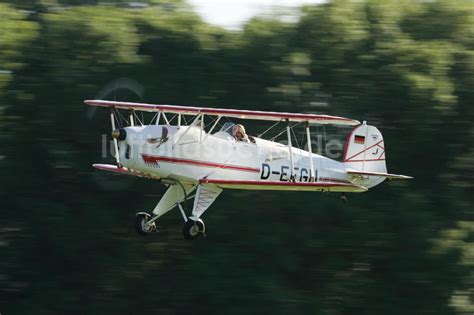 Mössingen von oben Doppeldecker Bücker Jungmann über dem Flugplatz