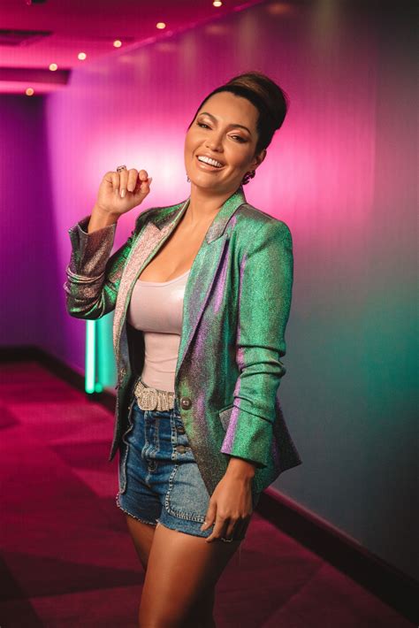 Conheça Karinah, cantora de pagode que comprou mansão de Xuxa e já