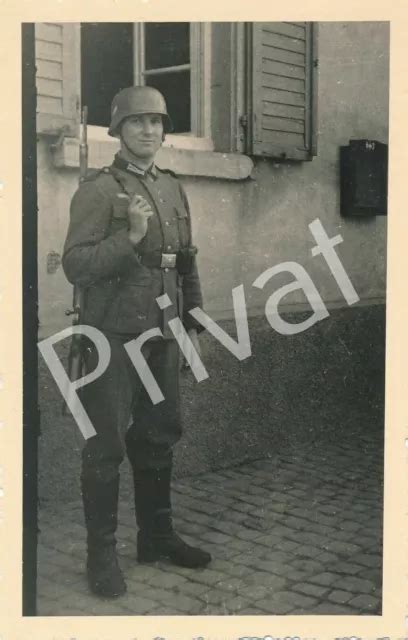 FOTO PK WK II Portrait Wehrmacht Junger Soldat Uniform Stahlhelm Gewehr