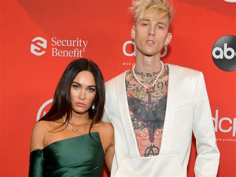 Megan Fox Introduces Boyfriend MGK At 2020 AMAs