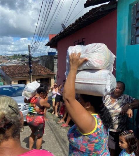 Voz Das Comunidades Distribui Alimentos Em Pe Revista Ra A Brasil