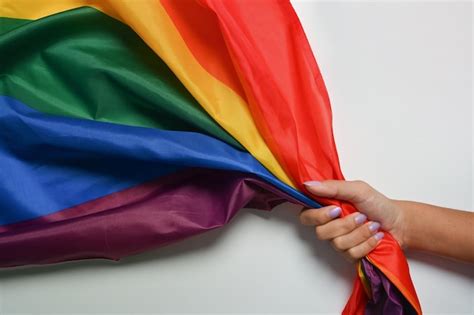 Mujer Sosteniendo La Bandera Del Arco Iris De Colores Sobre Fondo