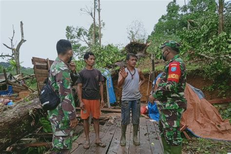 Dandim Singkawang Bantu Warga Terdampak Puting Beliung Antara News