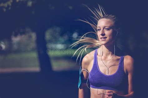 Funzionamento Dell Atleta Del Corridore Al Parco Concetto Pareggiante