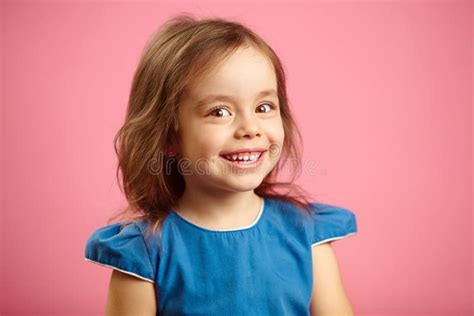 La Belle Fille Tonn E D Enfant Avec Le Sourire Mignon Et Le Regard