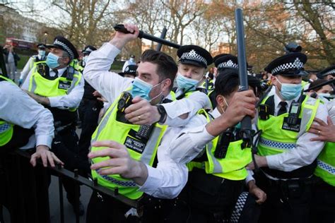 英国爆发反封锁暴力冲突：警察头破血流 和抗议者扭打一团图新冠肺炎新浪新闻