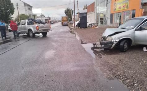 Una mujer debió ser trasladada al hospital tras un violento choque en