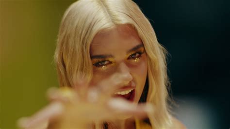 Dua Lipa Physical Official Video Vêtements Mode Marque Look Et