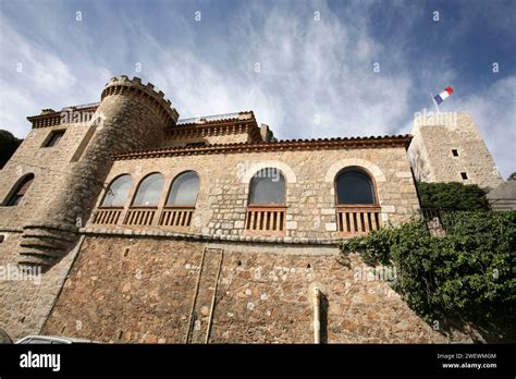 Le Chateau De Cannes Et La Tour Carr E Stock Photo Alamy