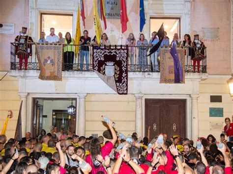 Alcal De Henares Miles De Personas Asisten Al Inicio De Las Ferias