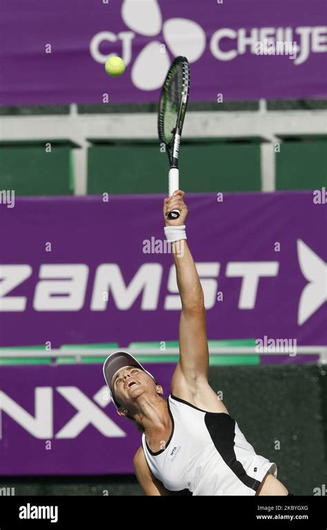 Maris José Martínez Sanches de España sirve a Kristyna Pliskova de la