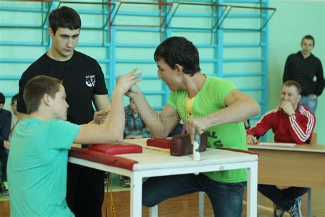 Armwrestling Entre Colegial Imagen De Archivo Editorial Imagen De