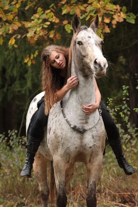 Jeune Belle Fille Avec Un Cheval Sur La Plage Image Stock Image Du