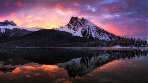 Kolorowe niebo zachodzącego słońca nad jeziorem Emerald Lake