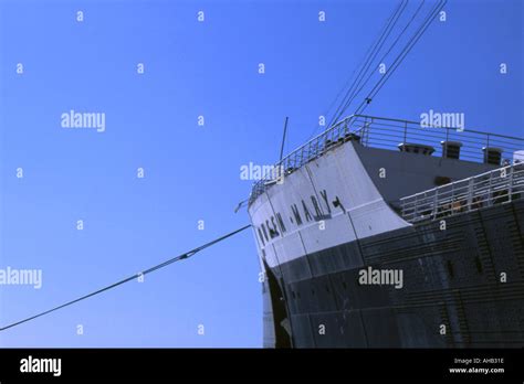 The Bow Of The Queen Mary Ocean Liner Looking Skywards Stock Photo Alamy